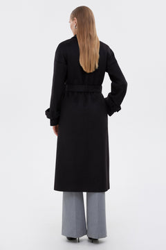 Rückansicht des langen schwarzen Damen-Mantels mit Bindegürtel