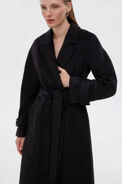 Detailaufnahme des Reverskragens und des V-Ausschnitts der Jacke 