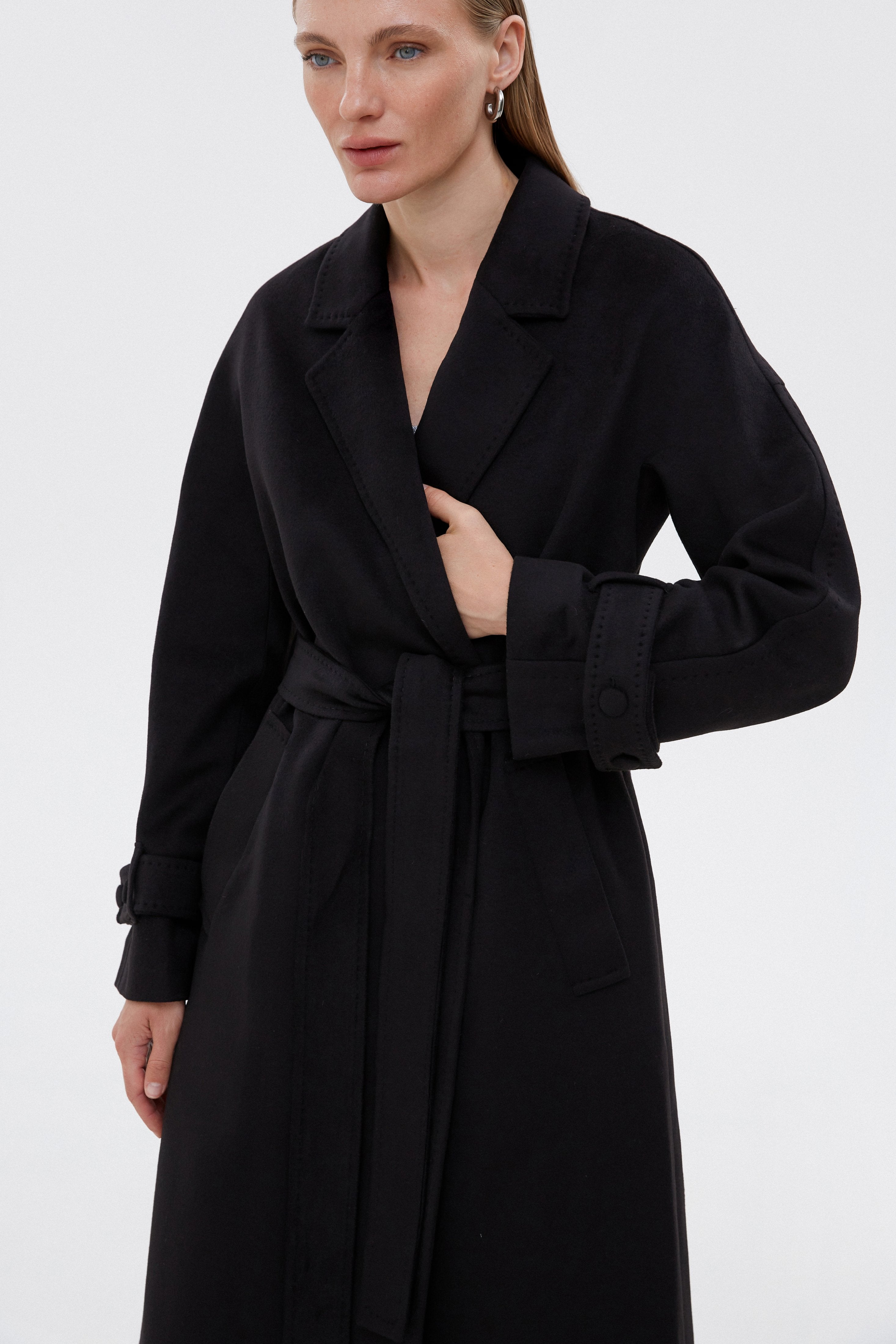 Detailaufnahme des Reverskragens und des V-Ausschnitts der Jacke 