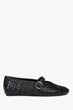Seitenansicht der schwarzen Damen-Ballerinas mit Lochmuster aus Leder Estro ER00116976