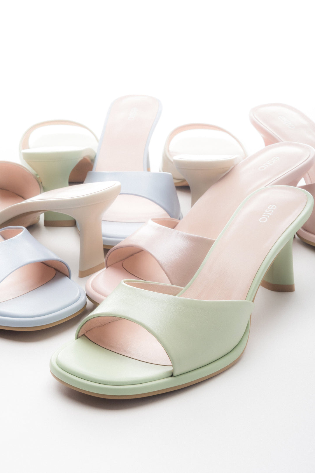 Damen-Pantoletten aus Echtleder mit Absatz.