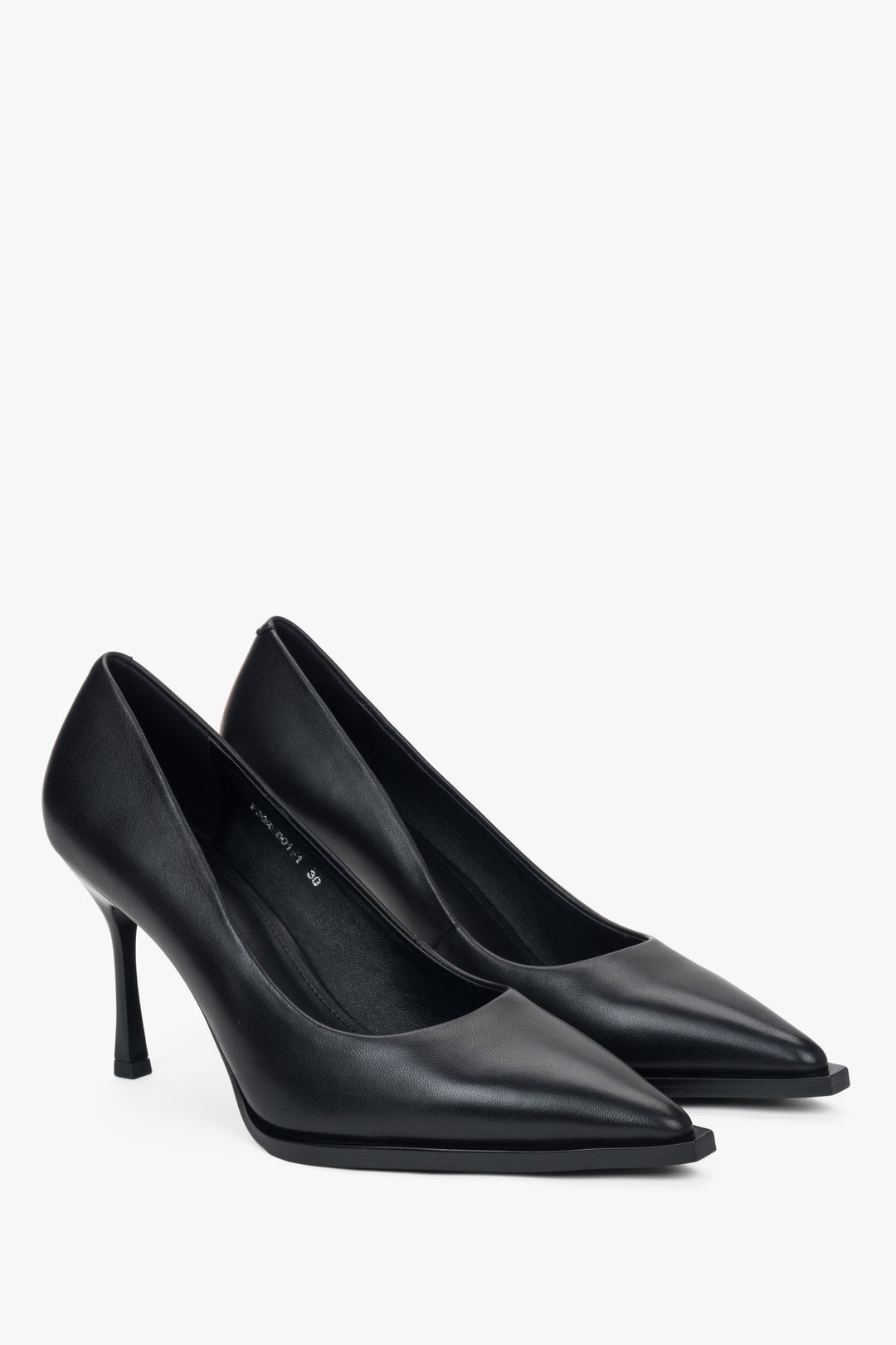 Schwarze Damen-Lederschuhe von Estro mit Absatz.