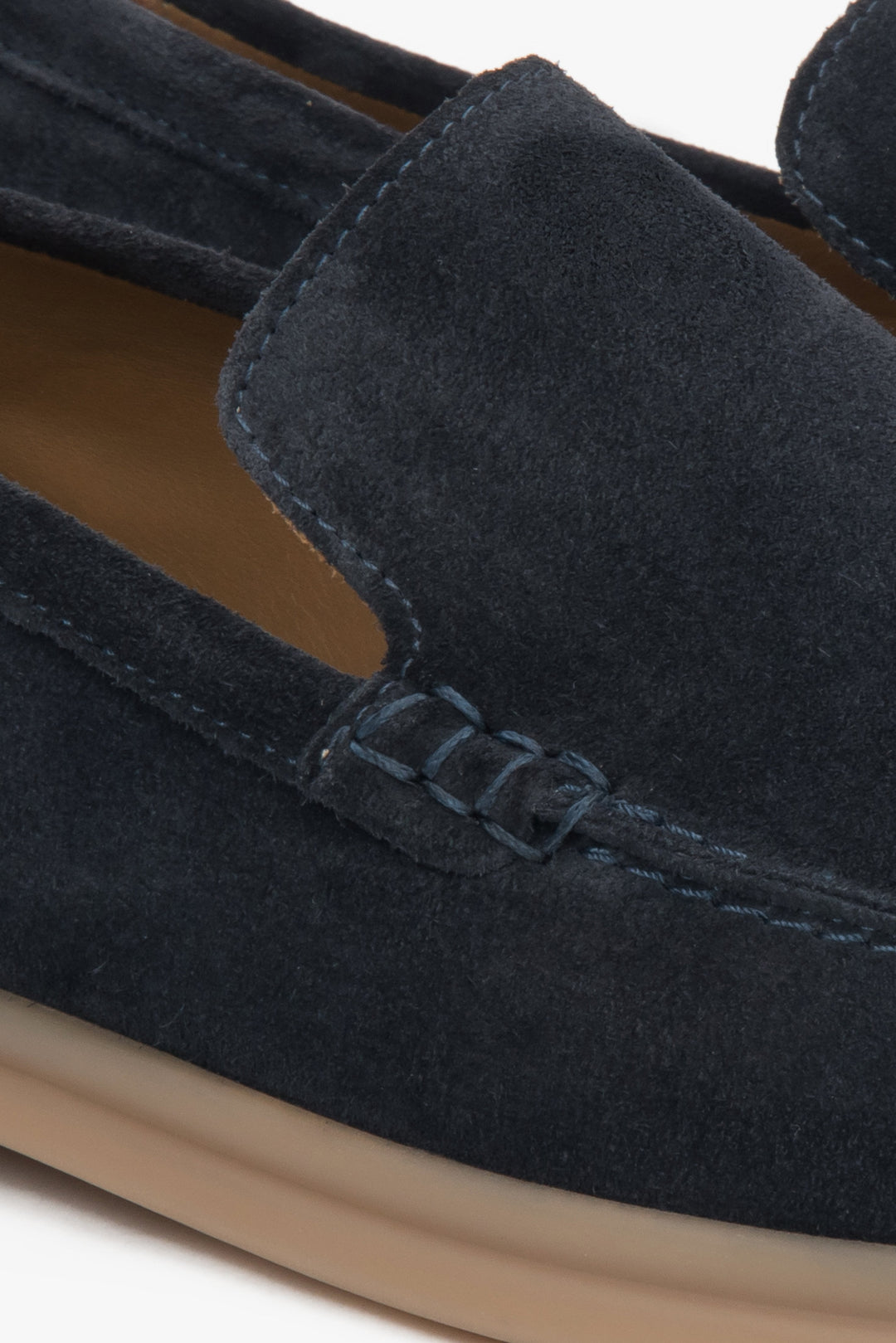 Hergestellt aus Premium-Materialien, bieten diese Slip-on-Schuhe eine perfekte Passform und hochwertigen Look. Estro ER00117031