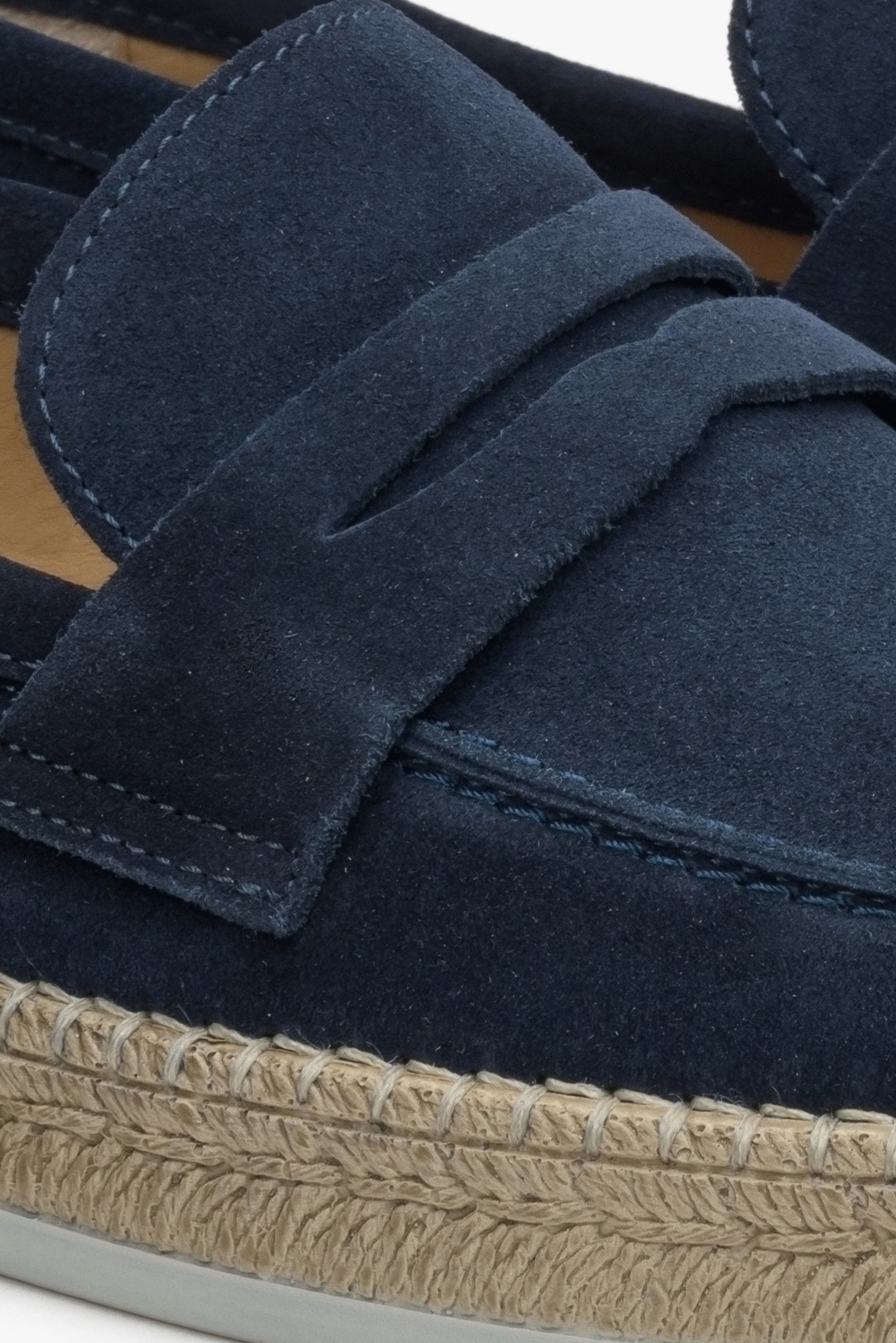 Marineblaue Herren-Mokassins aus Velours – Nahaufnahme des Details.