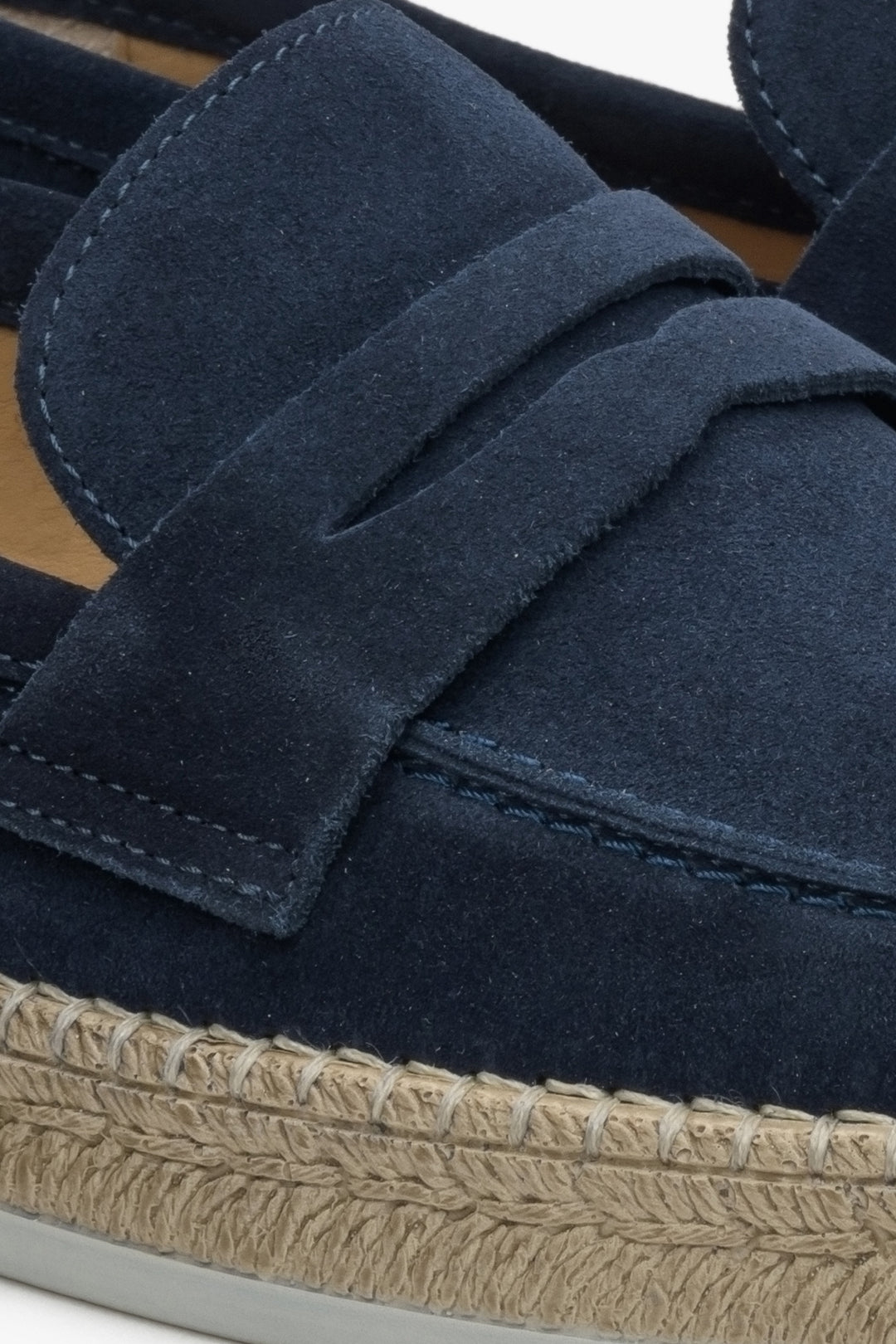 Marineblaue Herren-Mokassins aus Velours – Nahaufnahme des Details.