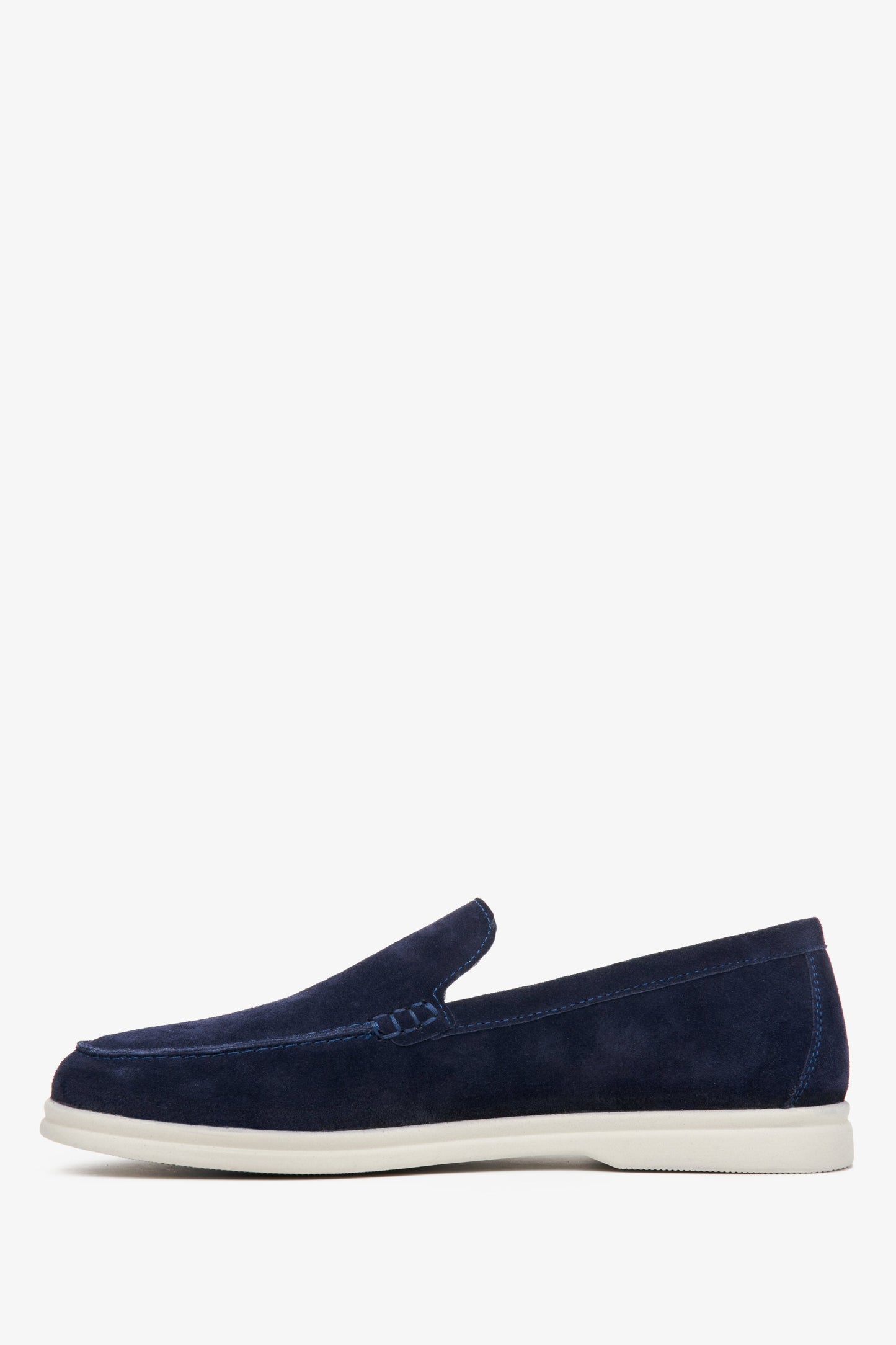 Ein Paar elegante marineblaue Mokassins aus Veloursleder mit traditioneller Mokassin-Naht.
