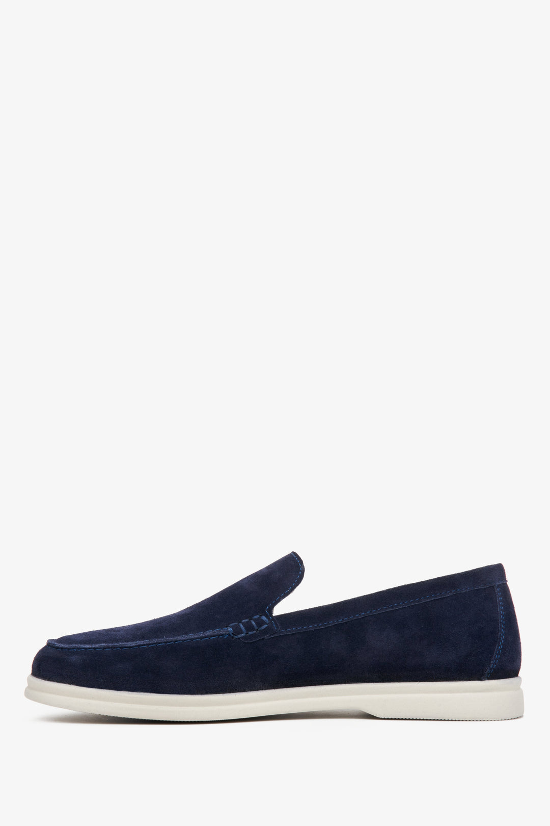 Ein Paar elegante marineblaue Mokassins aus Veloursleder mit traditioneller Mokassin-Naht.
