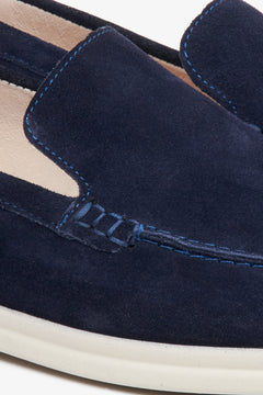 Marineblaue Herren-Mokassins aus Veloursleder.
