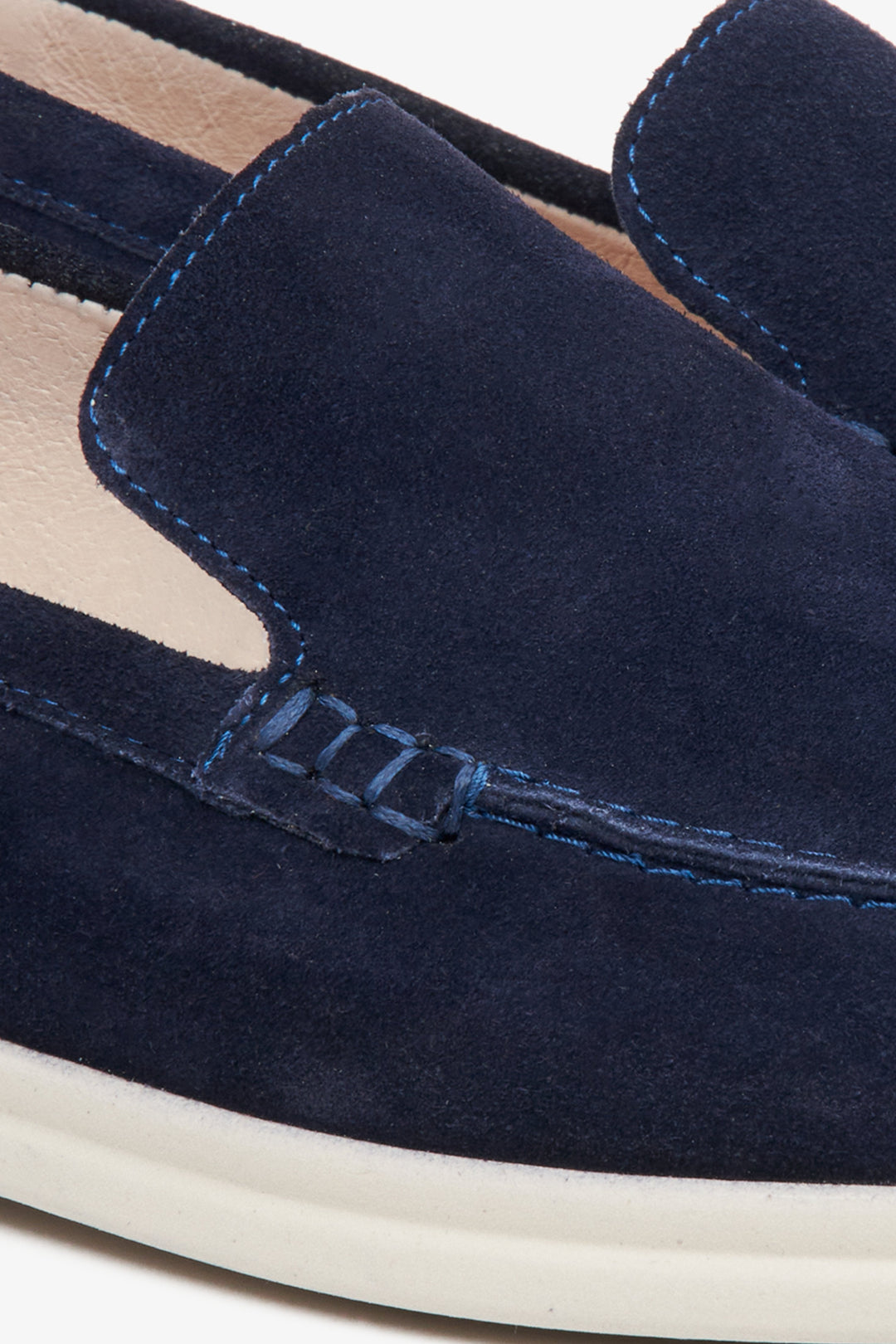 Marineblaue Herren-Mokassins aus Veloursleder.
