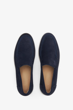 Marineblaue Damen-Mokassins aus Veloursleder.