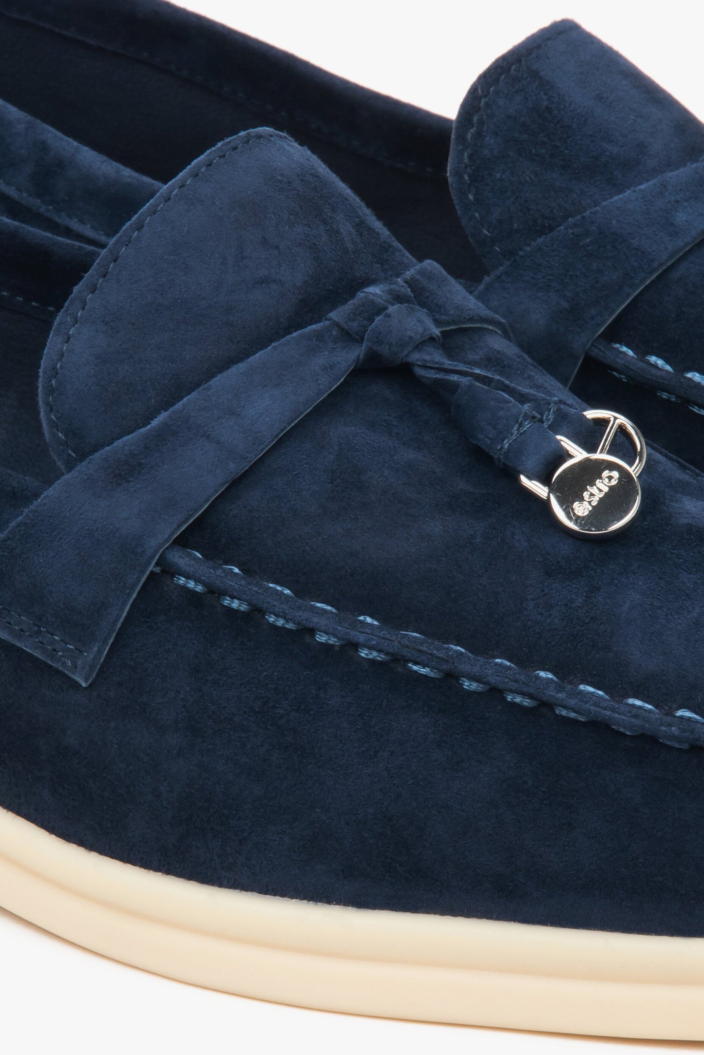 Estro Damen-Slipper aus marineblauem Velours – Detailaufnahme.