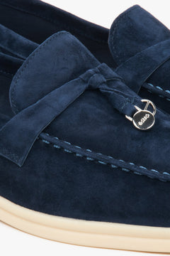 Estro Damen-Slipper aus marineblauem Velours – Detailaufnahme.