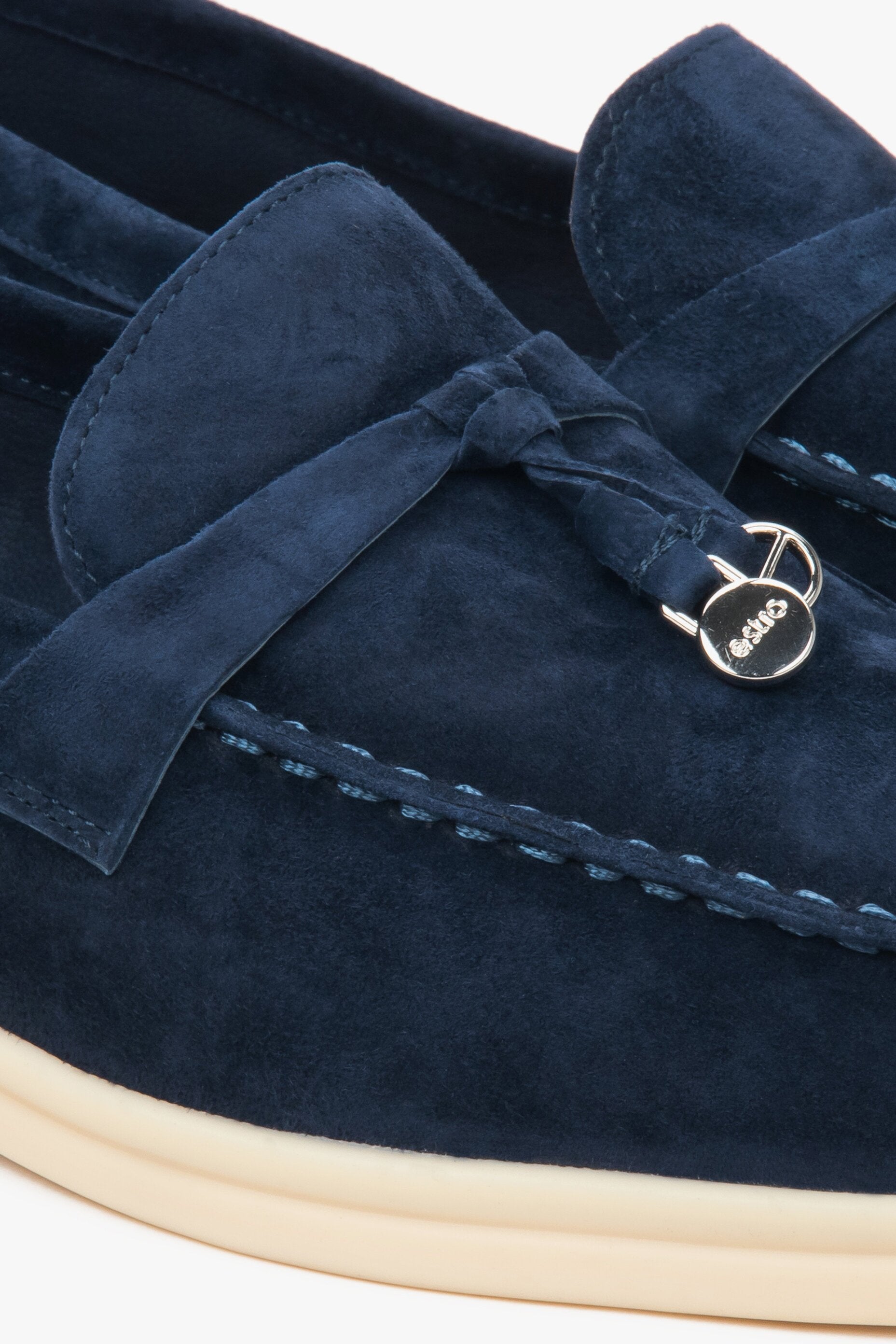 Estro Damen-Slipper aus marineblauem Velours – Detailaufnahme.