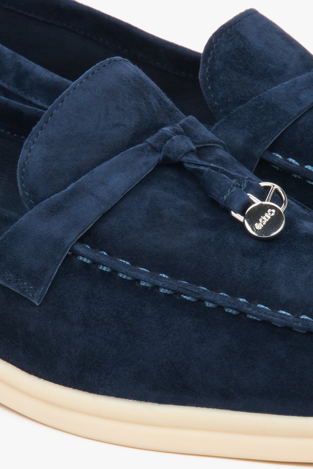 Estro Damen-Slipper aus marineblauem Velours – Detailaufnahme.