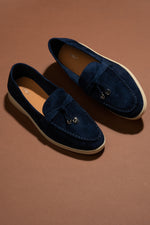 Der Estro Mokassin ER00111476 mit Quaste in Marineblau – zeitlose Eleganz neu interpretiert.