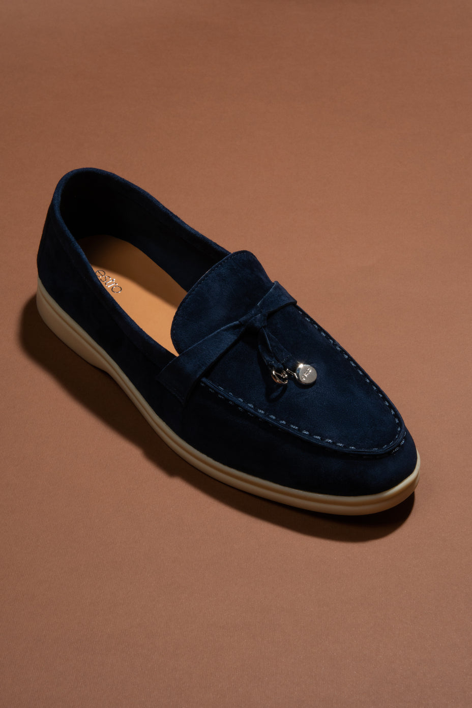 Damen-Mokassins in Marineblau aus echtem Veloursleder mit dekorativer Quaste.