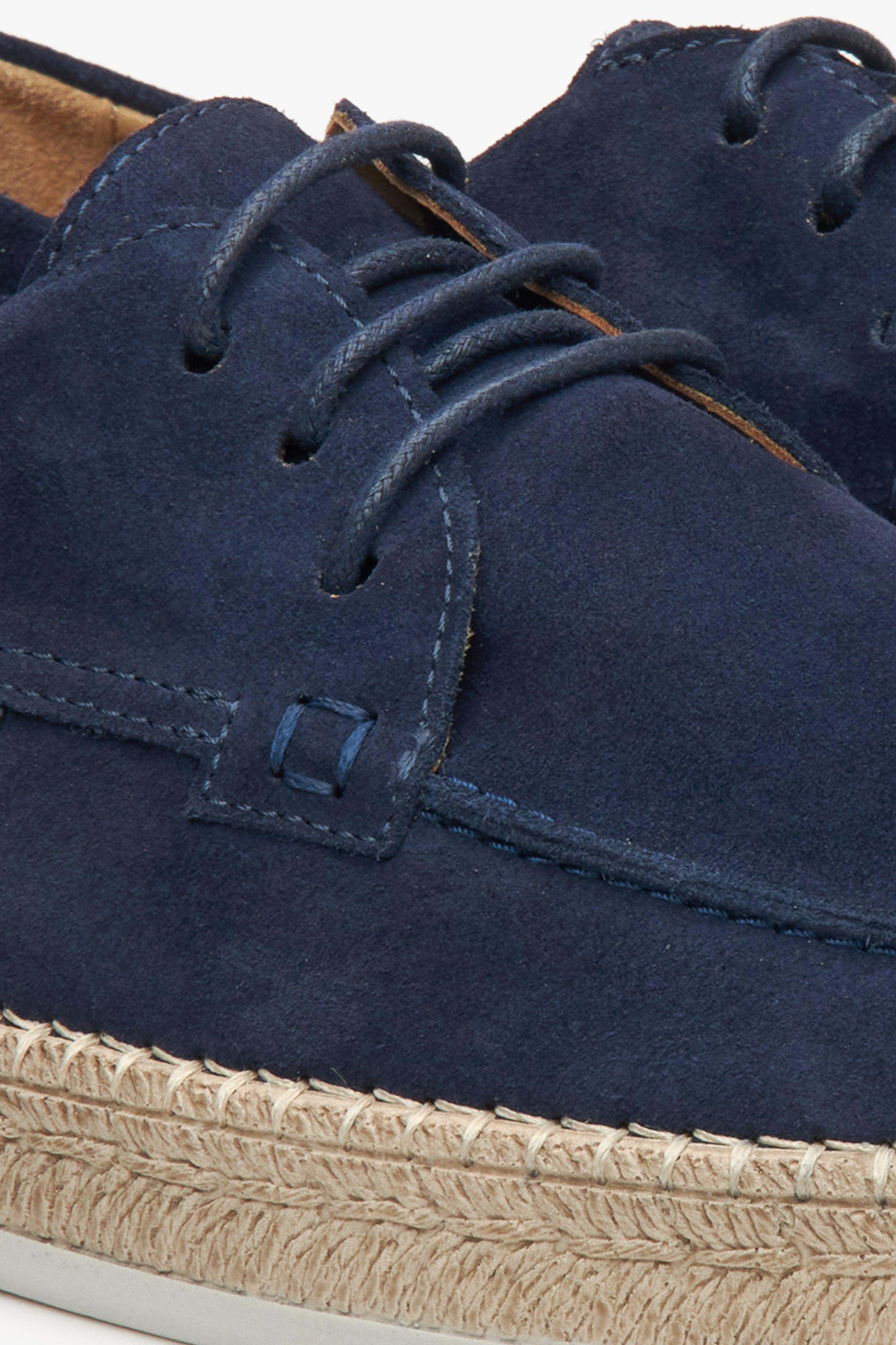 Estro marineblaue Herren-Mokassins aus Velours – Nahaufnahme der Details.