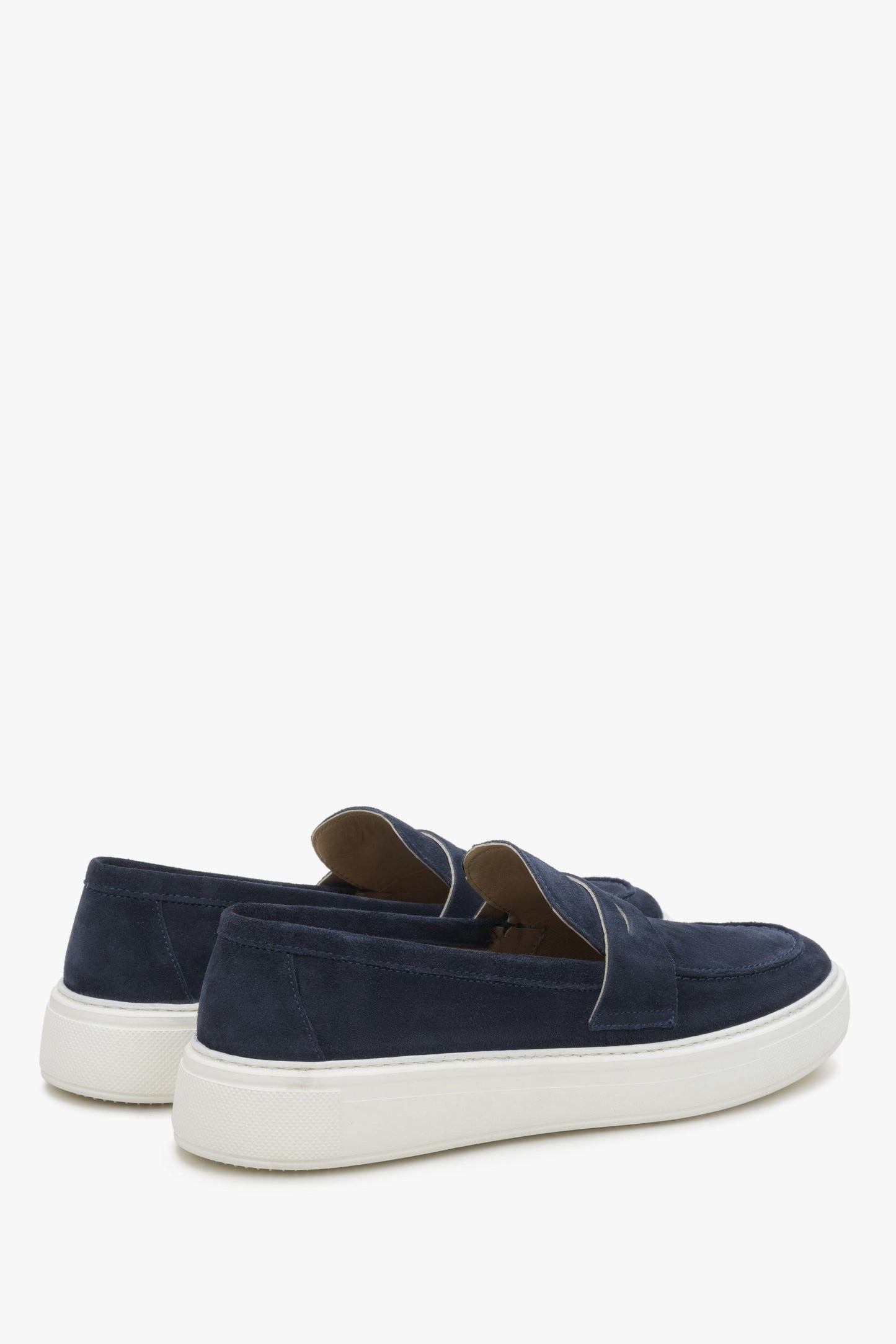 Estro Herren-Loafer in Marineblau – Präsentation der Ferse des Schuhs.