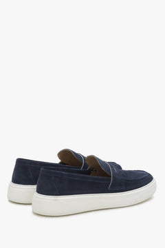 Estro Herren-Loafer in Marineblau – Präsentation der Ferse des Schuhs.
