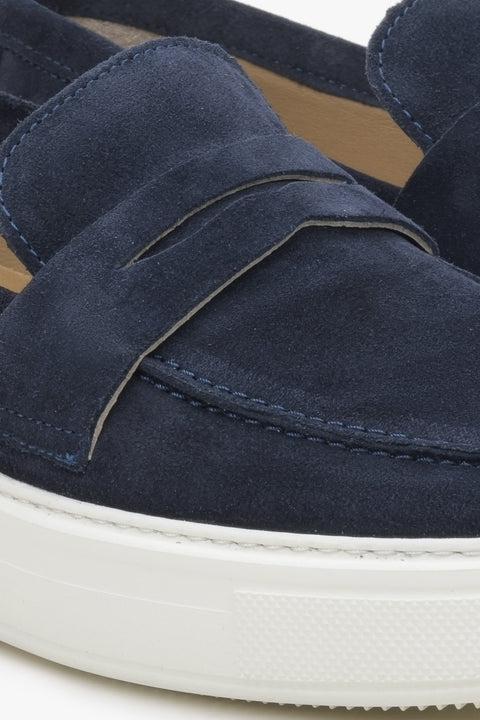 Blaue Herren-Velours-Mokassins von Estro – Nahaufnahme der Details.