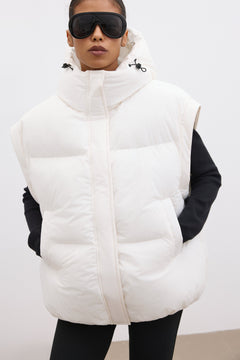 Die Jacke getragen als milchbeige Steppweste (abgenommene Ärmel) mit dunklen Langarm-Layern darunter 