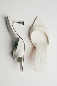 Milchbeige Damen-Pantoletten aus echtem Leder mit spitzer Peep-Toe-Kappe in künstlerischer Ansicht