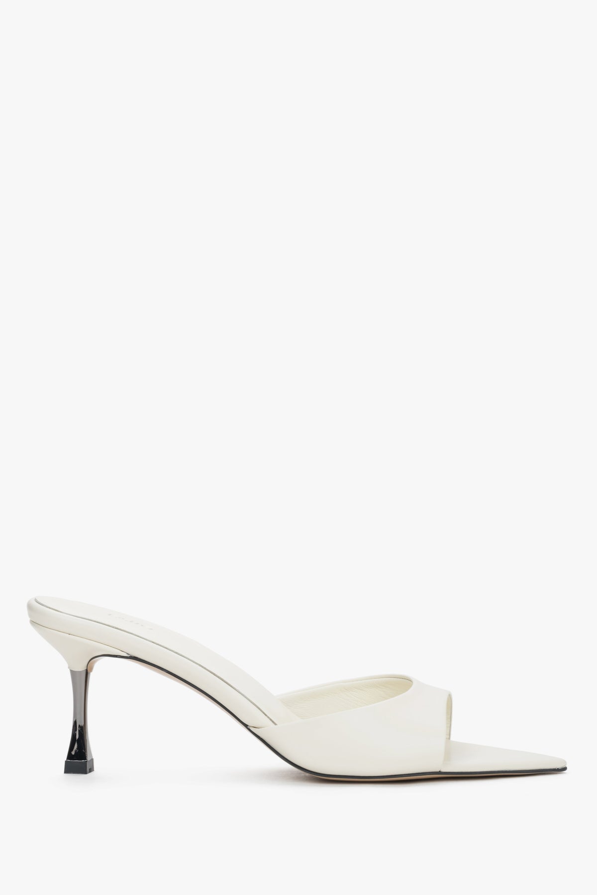 Milchbeige Damen-Pantolette aus echtem Leder in seitlicher Ansicht mit Stilettoabsatz