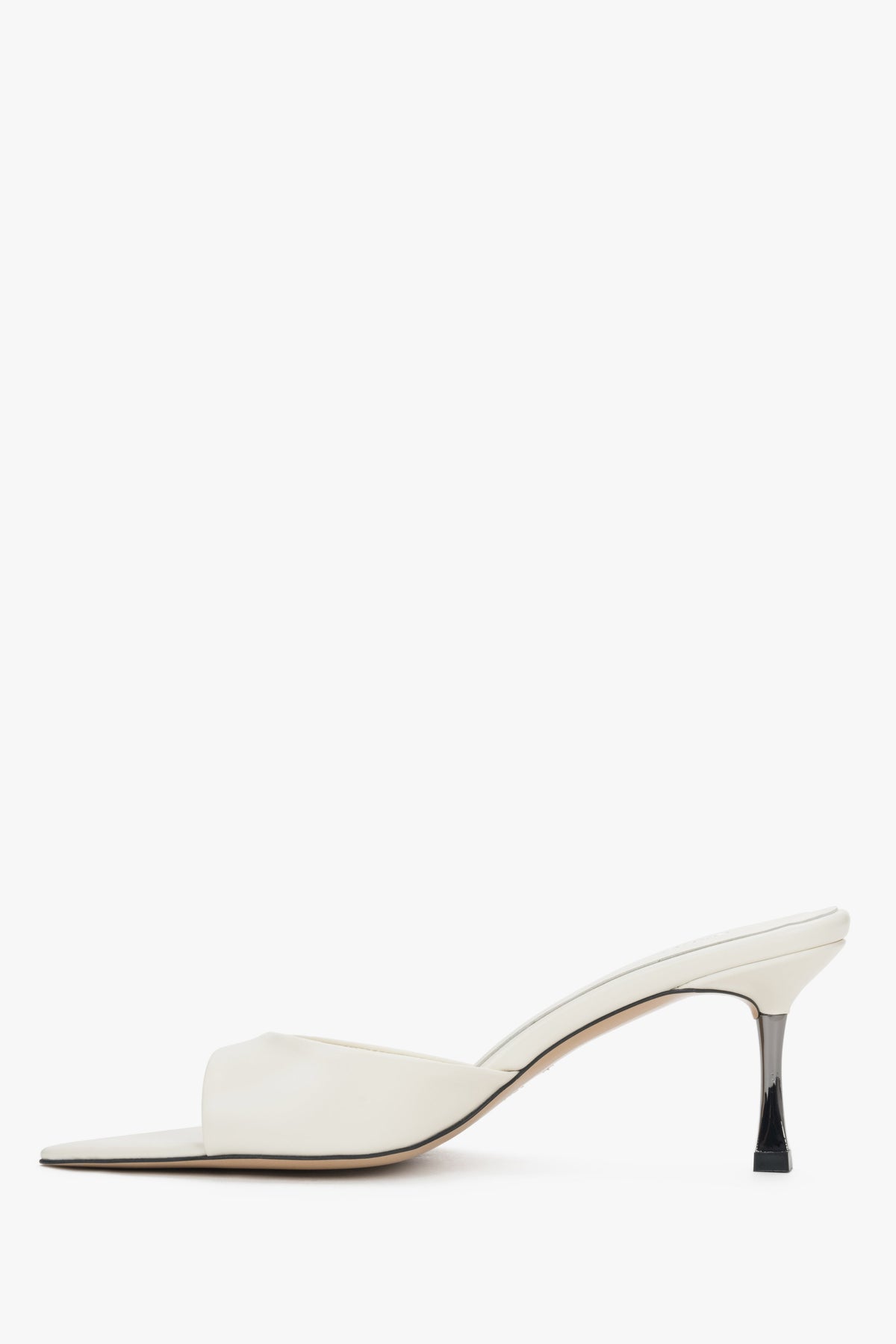 Milchbeige Damen-Pantolette aus Leder in flacher Seitenansicht mit offenem Fersenbereich