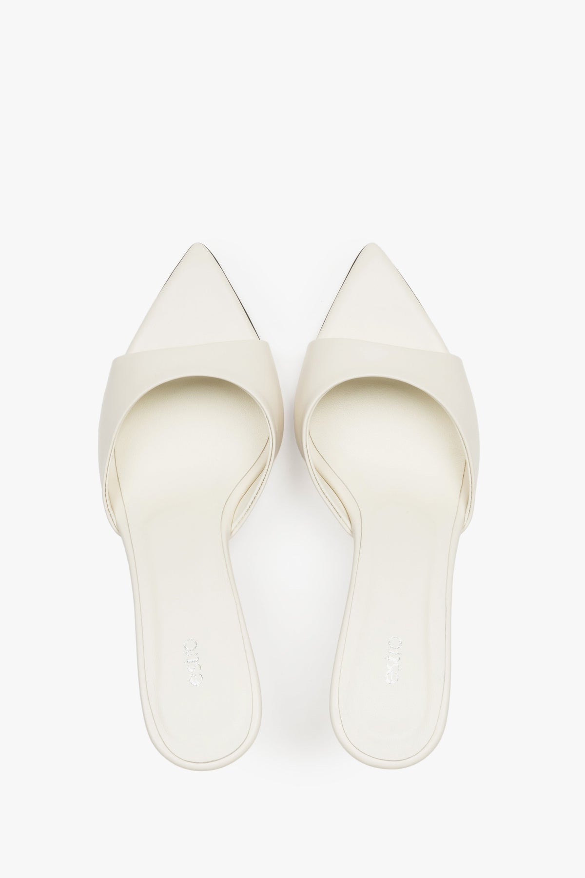 Milchbeige Damen-Pantoletten aus Leder von oben als Paar