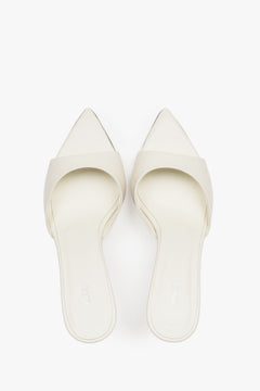 Milchbeige Damen-Pantoletten aus Leder von oben als Paar