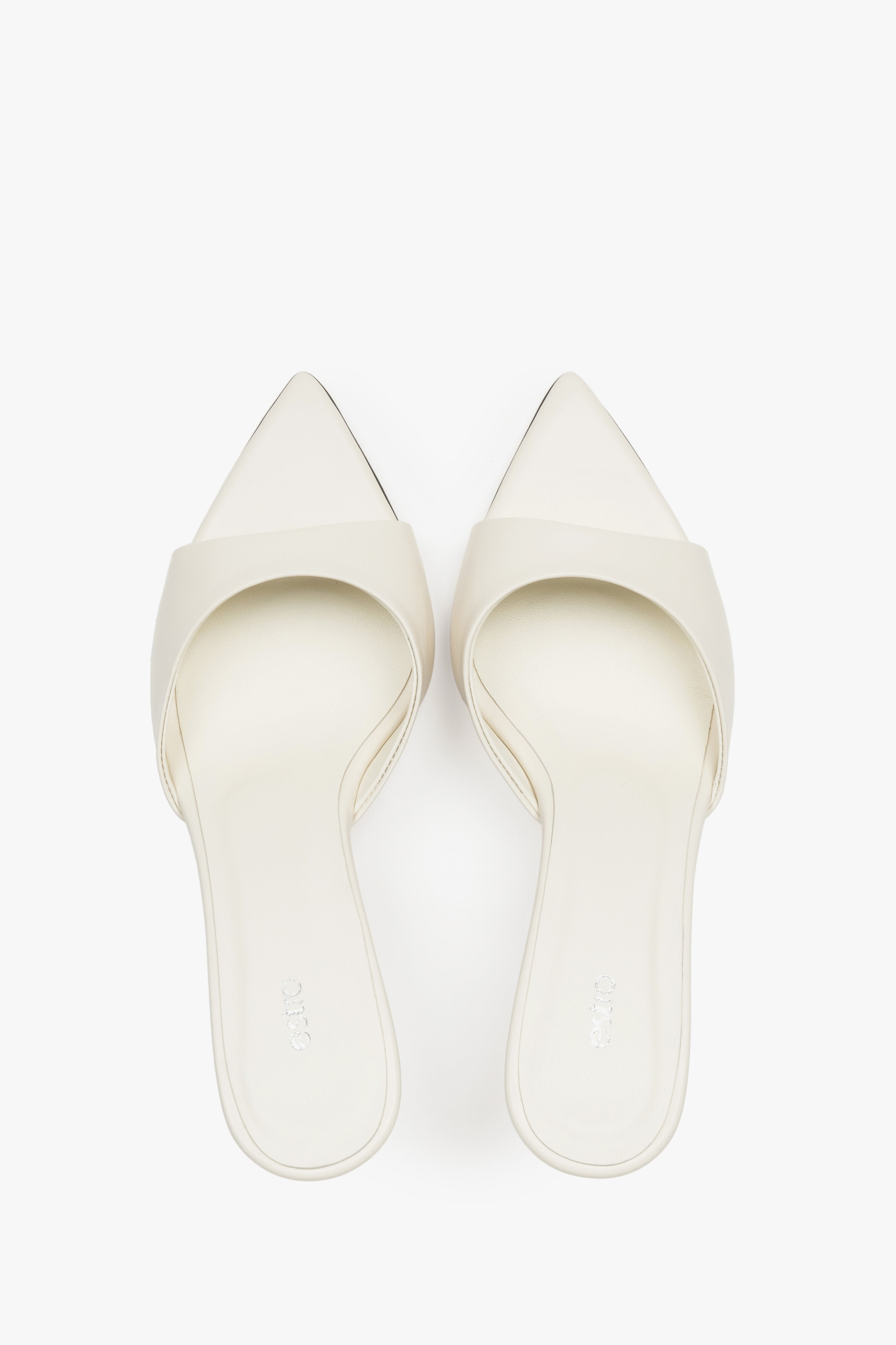 Milchbeige Damen-Pantoletten aus Leder von oben als Paar