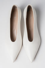 Milchbeige Damen-Pumps aus Echtleder von oben mit spitzer Schuhspitze