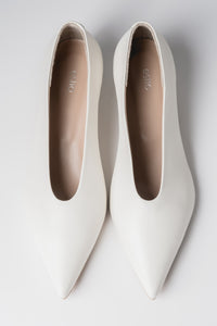 Milchbeige Damen-Pumps aus Echtleder von oben mit spitzer Schuhspitze