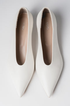 Milchbeige Damen-Pumps aus Echtleder von oben mit spitzer Schuhspitze