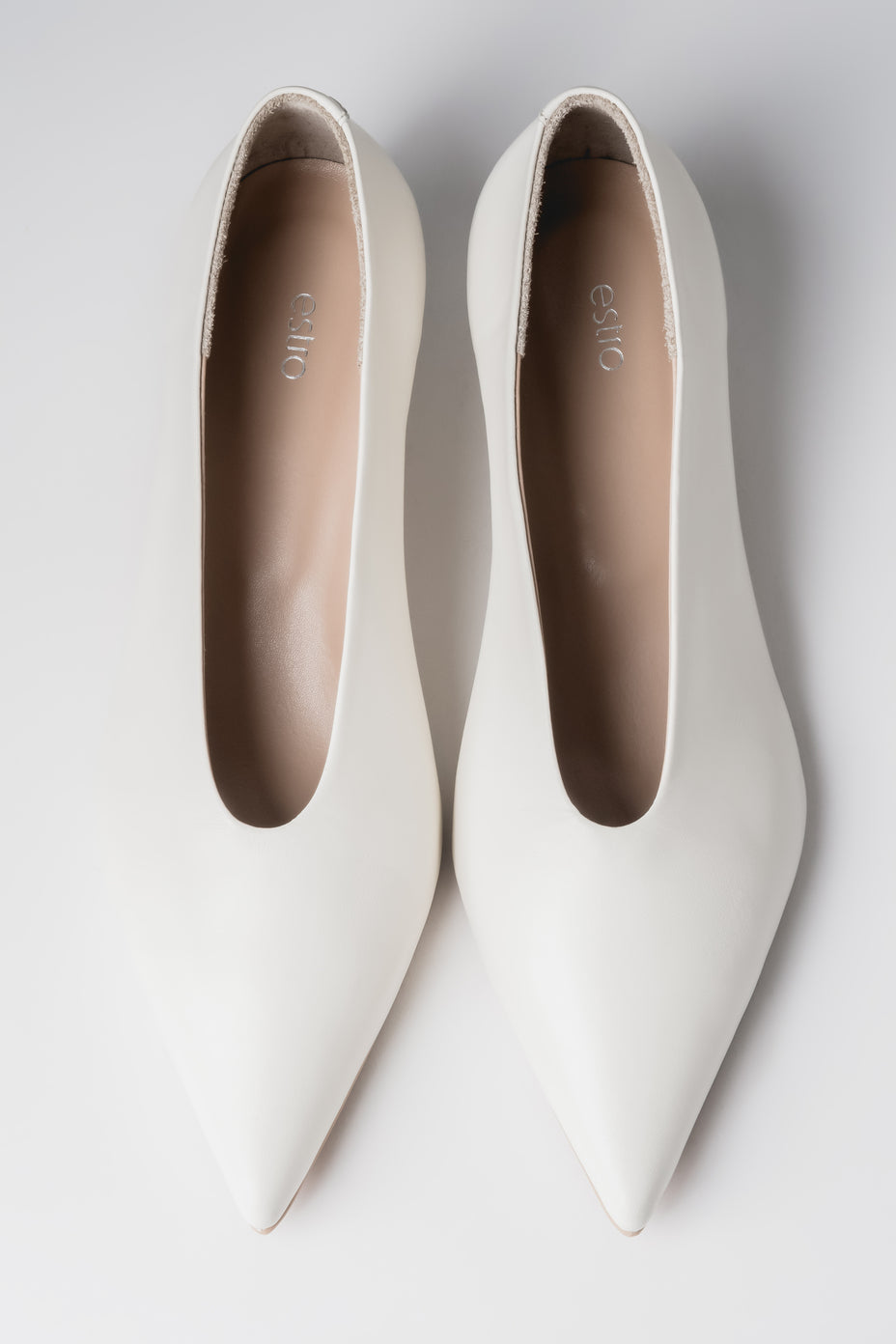 Milchbeige Damen-Pumps aus Echtleder von oben mit spitzer Schuhspitze