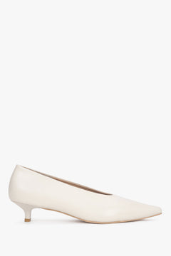 Milchbeiger Damen-Pumps aus Leder von der Seite mit niedrigem Absatz