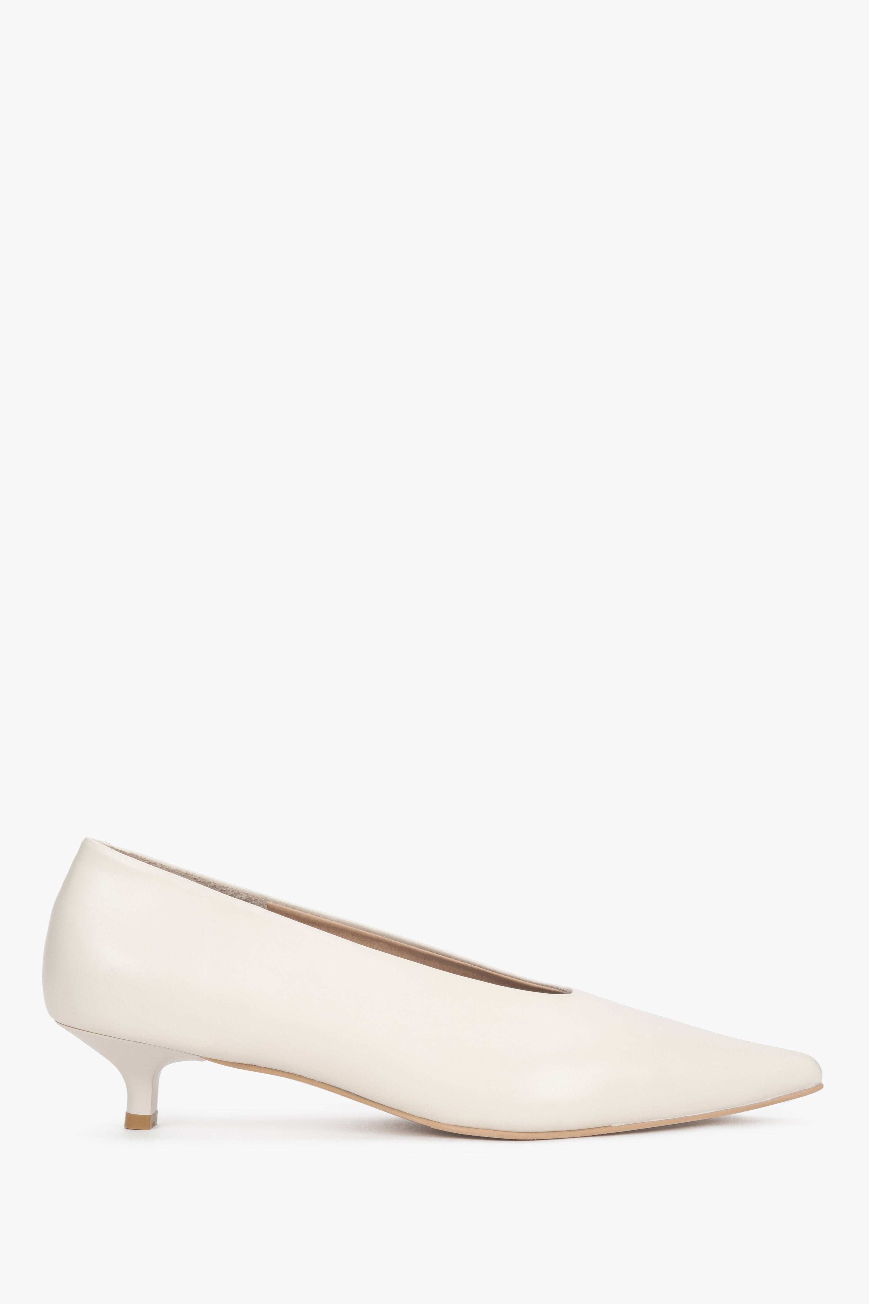 Milchbeiger Damen-Pumps aus Leder von der Seite mit niedrigem Absatz