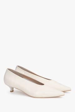 Milchbeige Damen-Pumps als Paar in seitlicher Ansicht