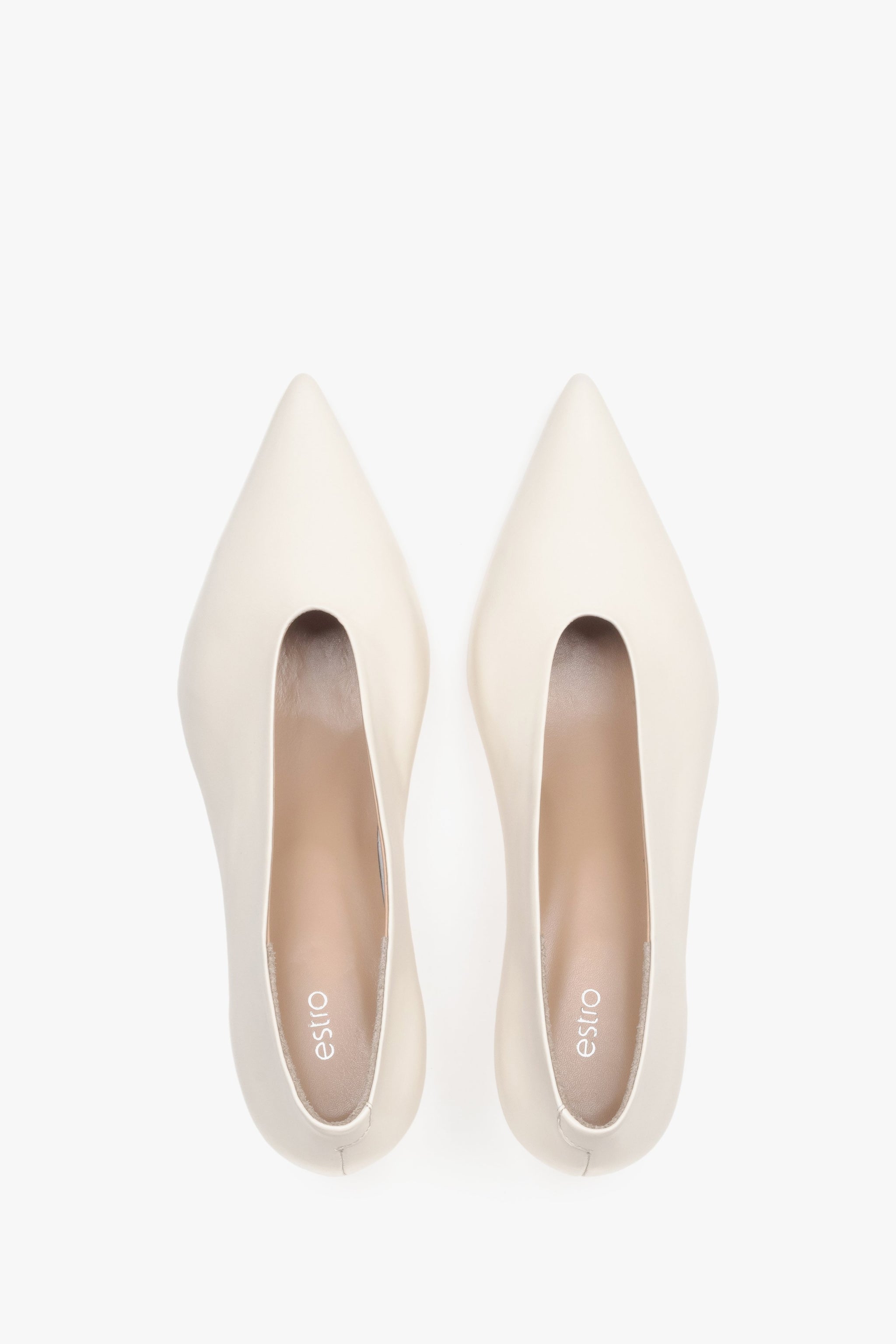 Detailansicht milchbeiger Damen-Pumps mit niedrigem Absatz