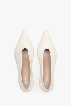 Detailansicht milchbeiger Damen-Pumps mit niedrigem Absatz