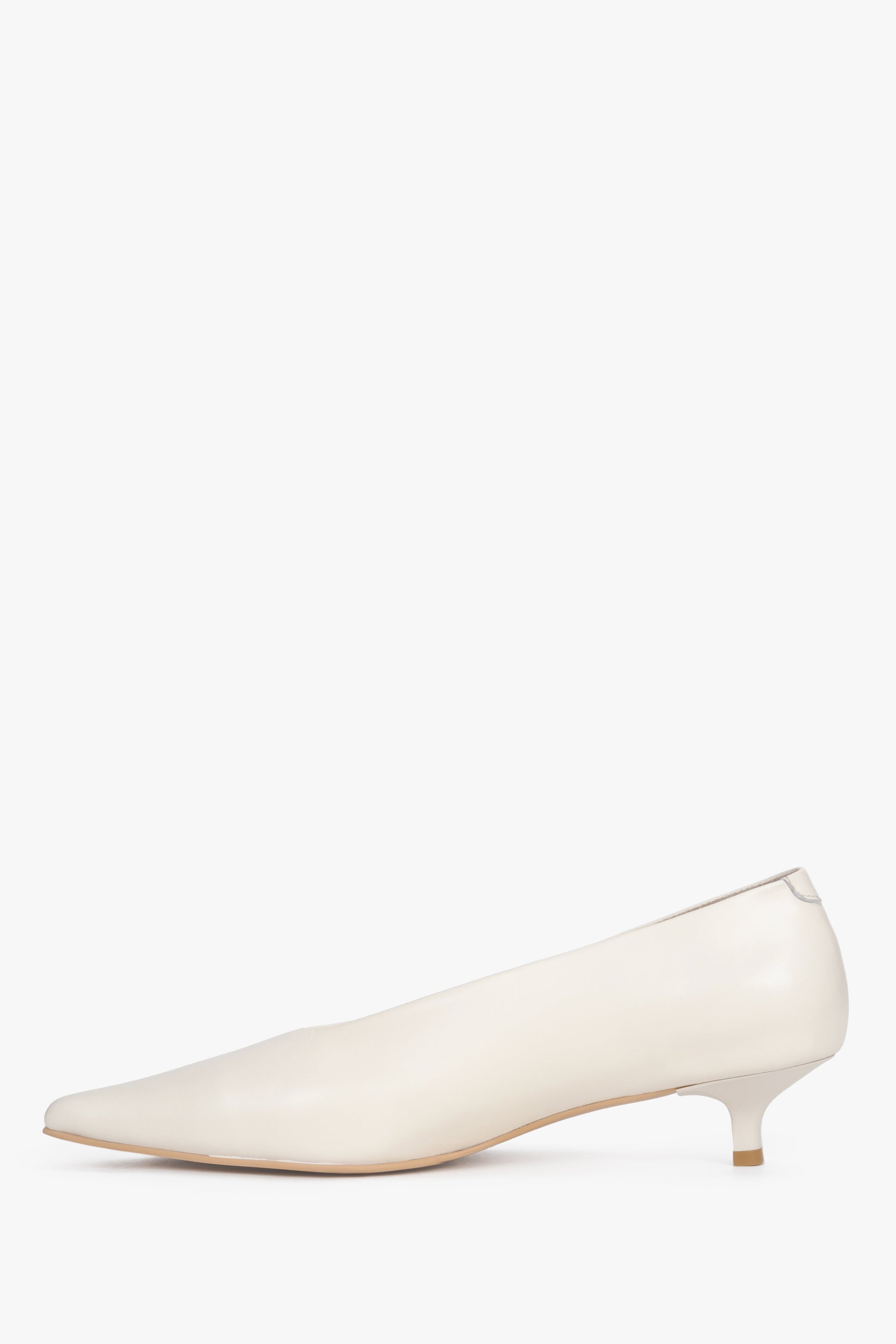 Milchbeige Damen-Pumps von Estro von oben mit tiefem V-Ausschnitt