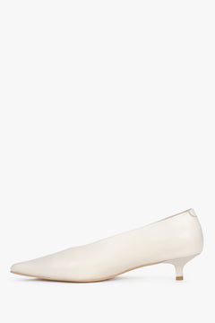 Milchbeige Damen-Pumps von Estro von oben mit tiefem V-Ausschnitt