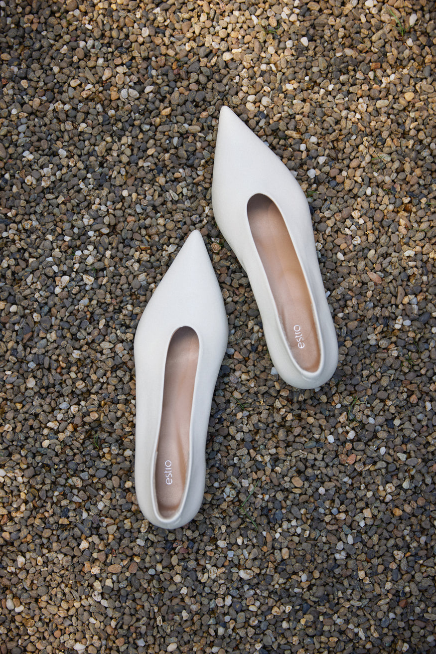 Milchbeige Damen-Pumps aus Echtleder mit niedrigem Absatz Estro ER00119754
