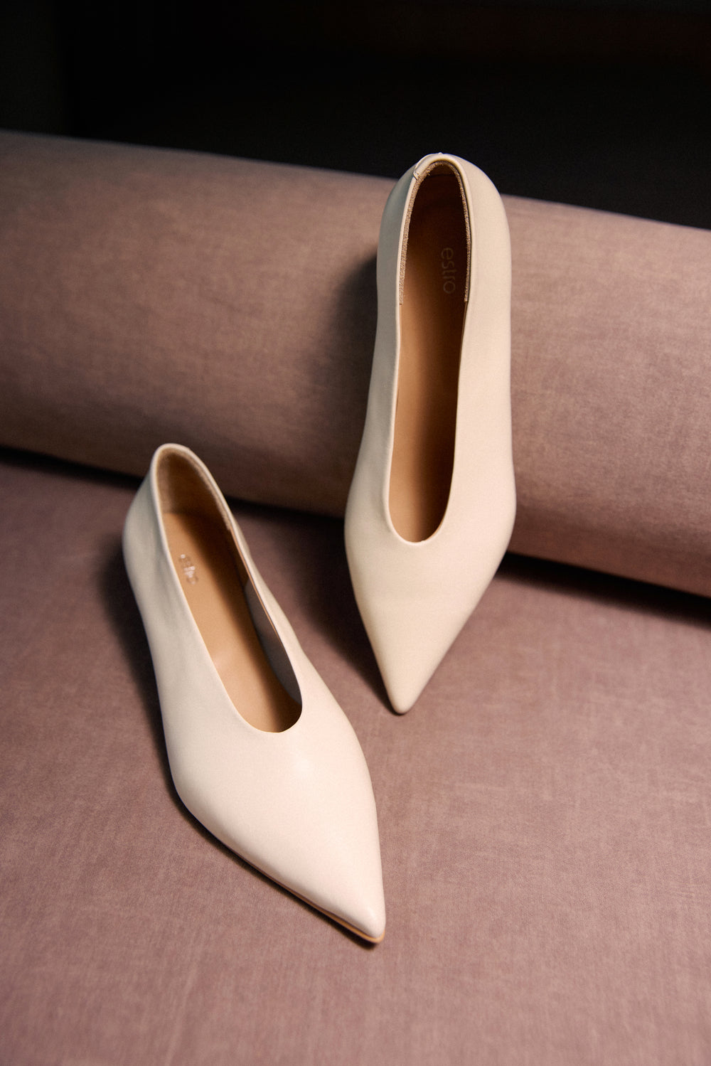 Milchbeige Damen-Pumps aus Echtleder mit niedrigem Absatz Estro ER00119754