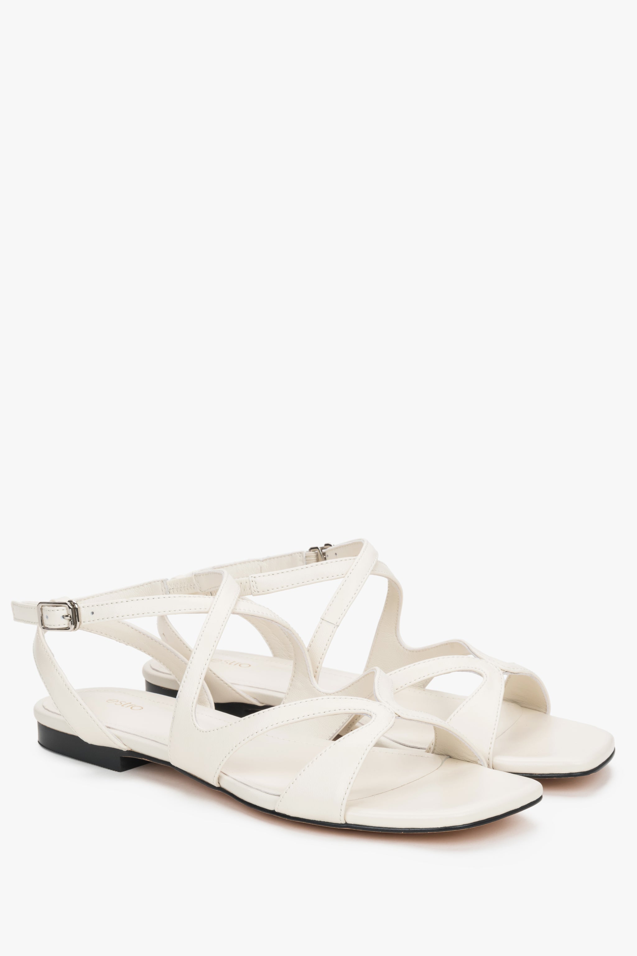 Schräge Seitenansicht der milchbeigen Damen-Sandalen aus weichem Echtleder.