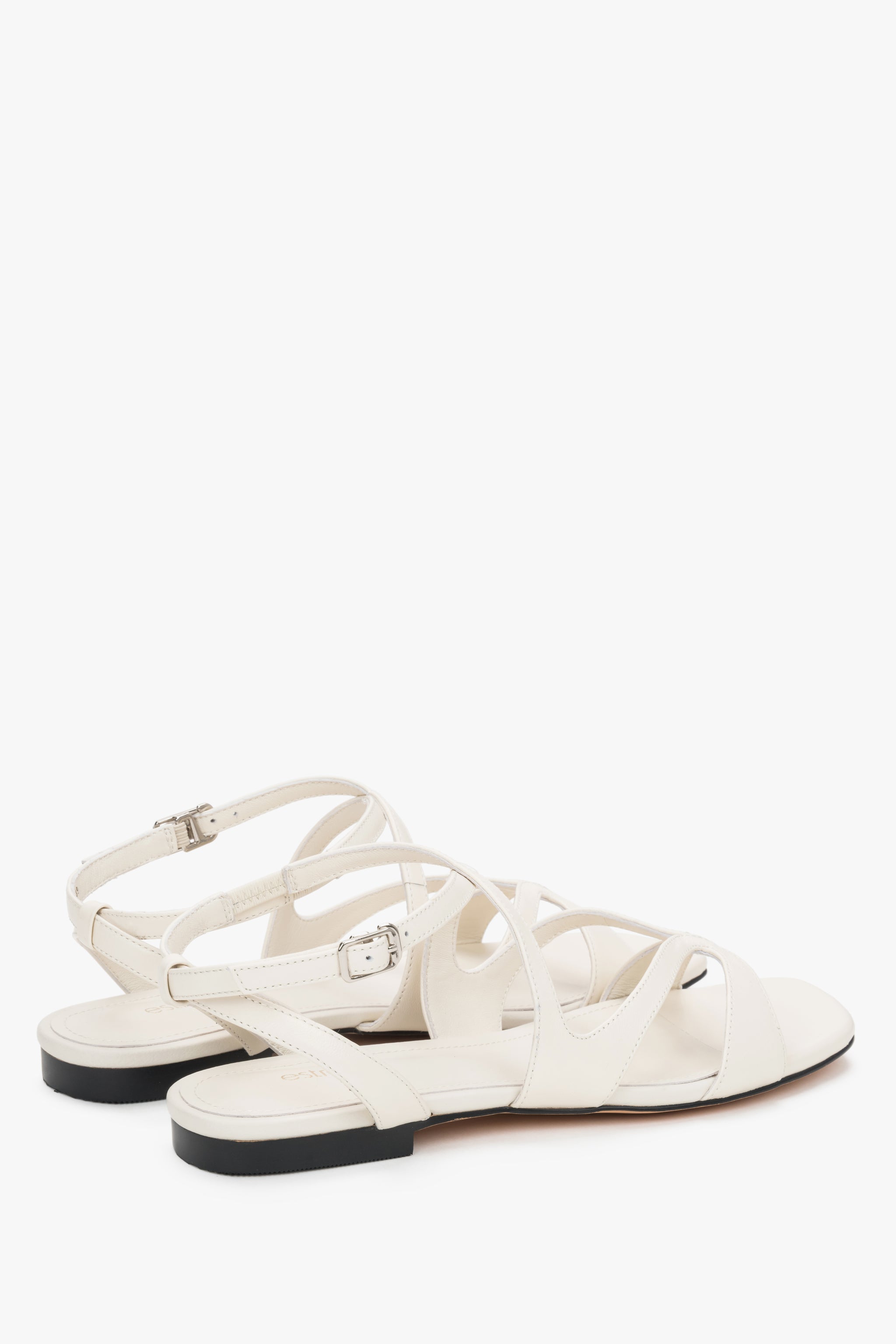 Rückansicht der flachen milchbeigen Damen-Sandalen von Estro.