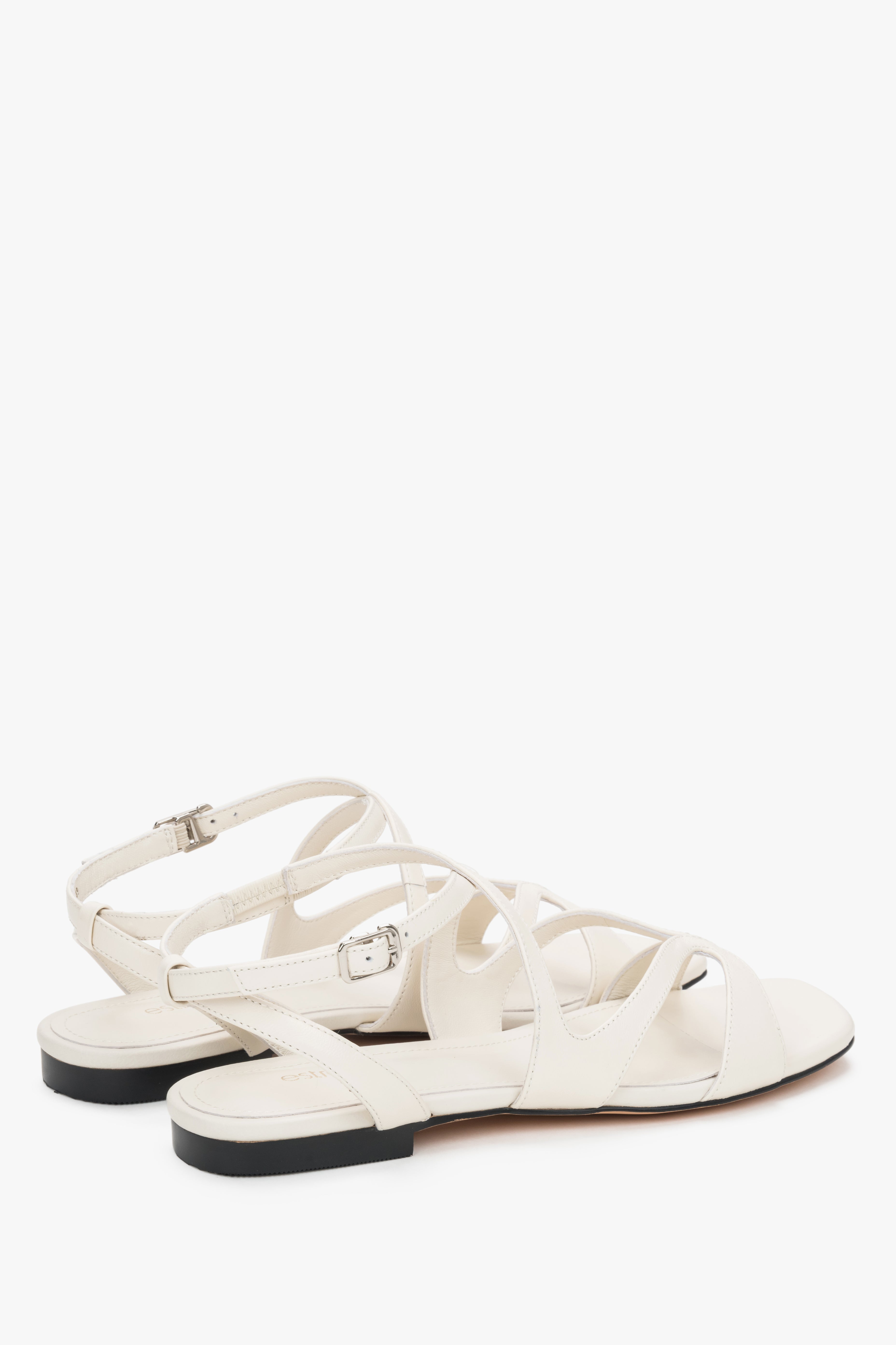 Rückansicht der flachen milchbeigen Damen-Sandalen von Estro.