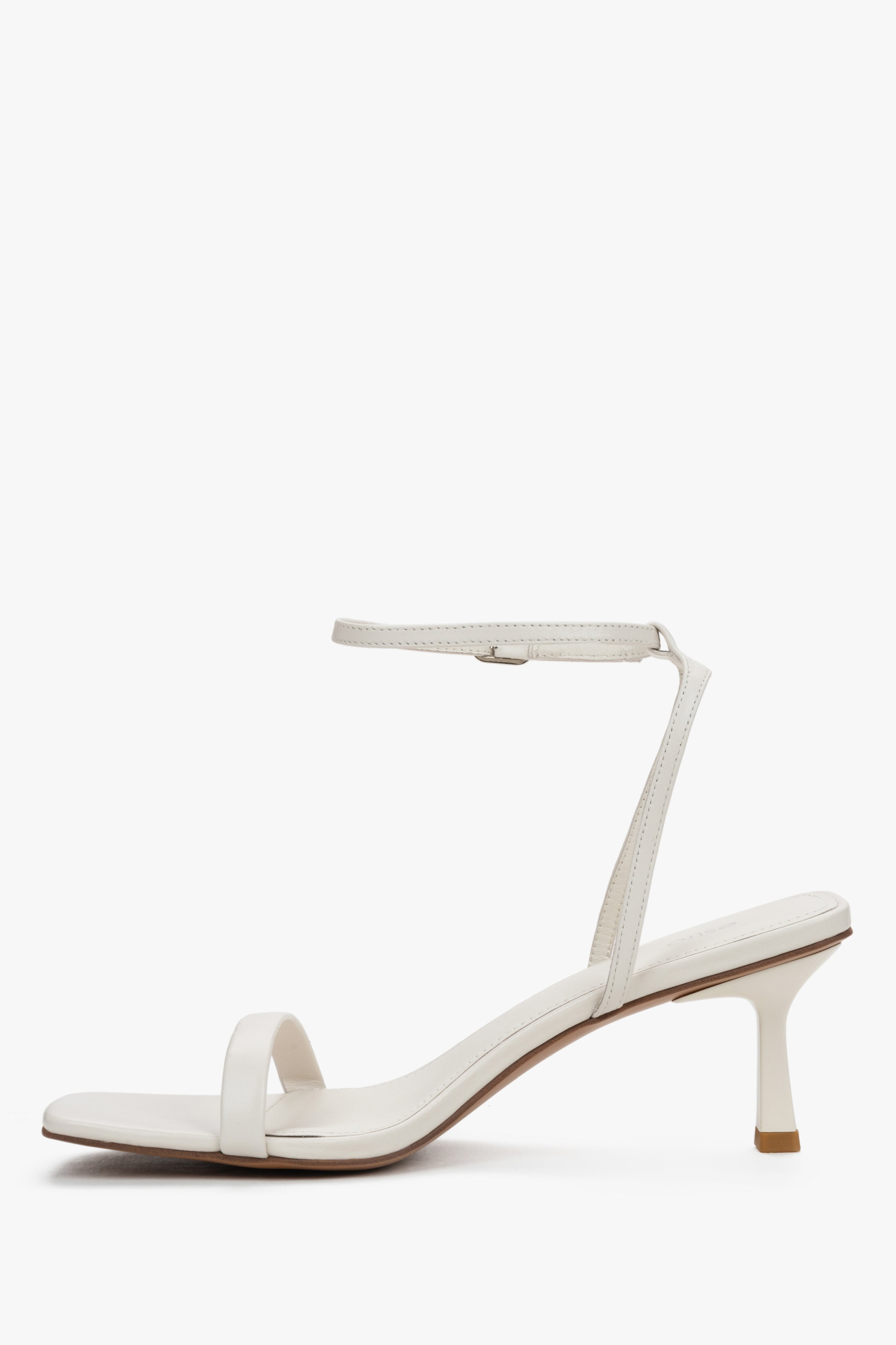 Milchbeige Damen-Sandalette aus echtem Leder in seitlicher Profilansicht mit schmalem Fersenriemen