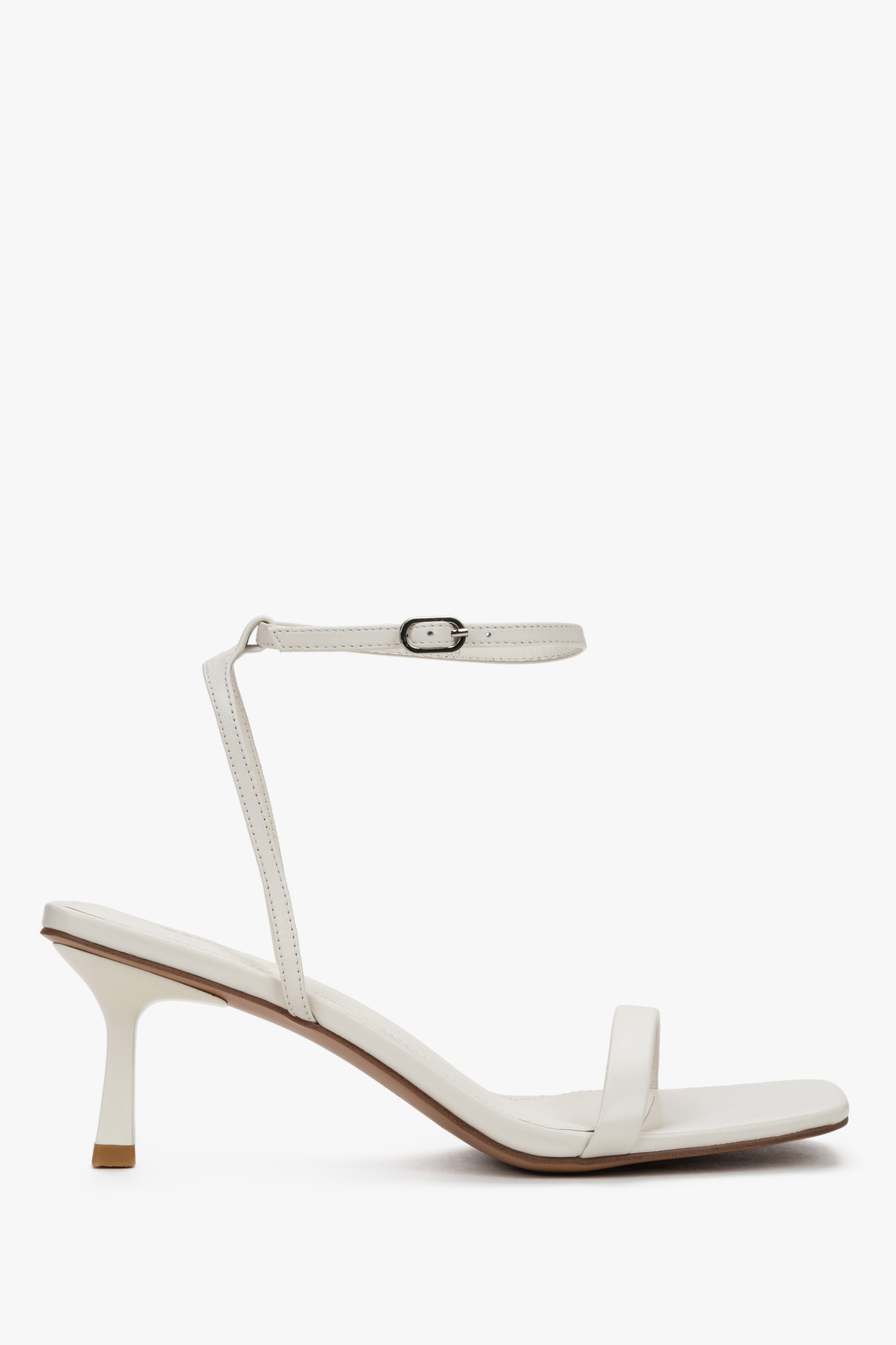 Milchbeige Damen-Sandalette aus echtem Leder in seitlicher Ansicht mit Trichterabsatz