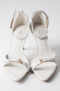 Milchbeige Damen-Sandaletten aus echtem Leder von vorne mit goldfarbenen Schnallen